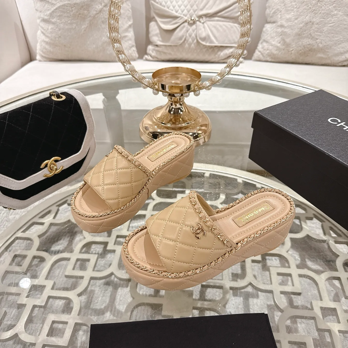 👟👟Ex-factory price 600👟👟 𝐂𝐇𝐀𝐍𝐄𝐋 | Xiaoxiang 25𝐬𝐬 🦋2025 Spring and Summer New Products Counter Classic Xiaoxiang Double C Diamond Chain Slippers Series New〰 🍬 The absolute best in the BS fashion circle. Matching will perform meticulously Minimalist, classic elements that will never fade away 💋 Show unique dressing style, too beautiful to say anything. A must-have for summer... Upper: Original high-customized lambskin Lining: Imported mixed sheepskin lining Outsole: Original molded non-slip outsole Shoe size: 35-39 (34.40.41.42 customization is not returnable)